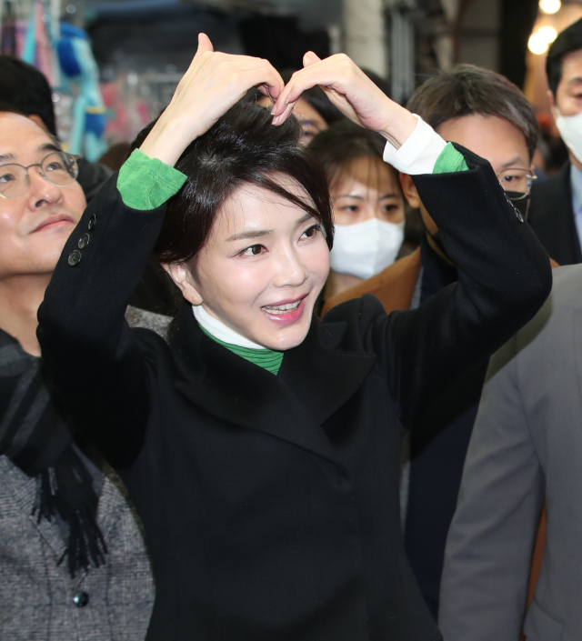 올해 1월11일 대구 서문시장을 방문한 김건희 여사가 시민들에게 손 하트 인사를 하고 있다. 안성완 기자 asw0727@imaeil.com