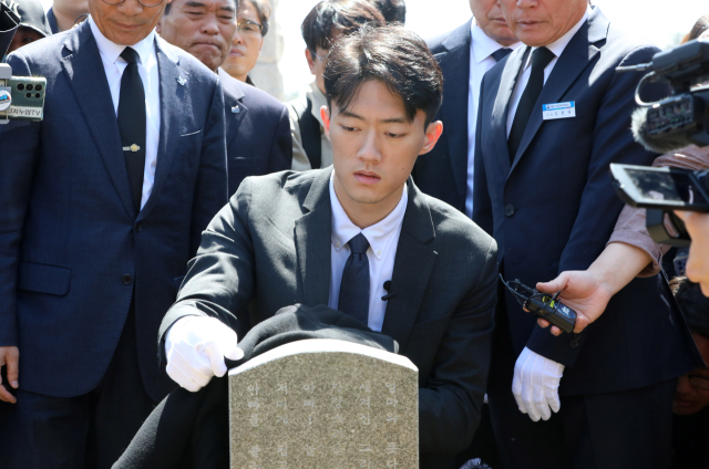 전직 대통령 고(故) 전두환 씨의 손자 전우원 씨가 31일 오전 광주 북구 운정동 국립 5.18 묘지 내 1묘역 고 김경철 열사 묘역을 참배하고 있다. 연합뉴스