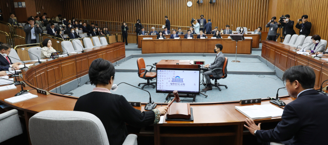 김영선 인구위기특별위원회 위원장이 31일 국회에서 열린 인구위기특별위원회 전체회의에서 의사봉을 두드리고 있다. 연합뉴스
