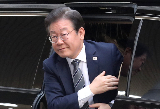 지난 대선 과정에서 허위 발언을 한 혐의로 기소된 더불어민주당 이재명 대표가 31일 오전 서초구 서울중앙지방법원에서 열린 공직선거법 위반 혐의 사건 3회 공판에 출석하고 있다. 연합뉴스