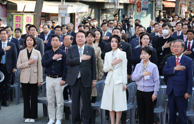 윤석열 대통령과 김건희 여사가 1일 대구 서문시장 인근에서 열린