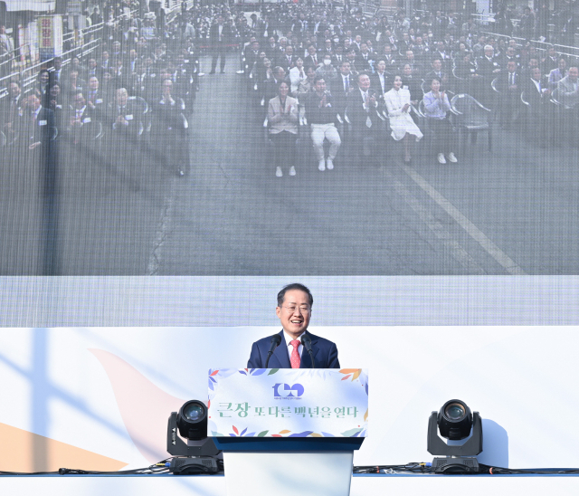 홍준표 대구시장이 1일 서문시장에서 열린 100주년 기념식에서 환영사를 하고 있다. 대구시 제공.