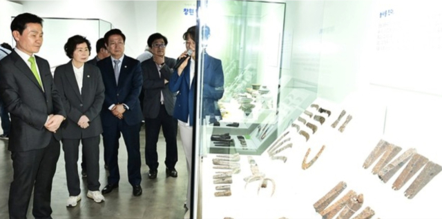 이남철(왼쪽) 고령군수 등이 가야의 해상교역항, 창원 현동유적 특별기획전 전시물을 살펴보고 있다. 고령군 제공