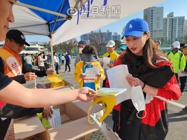 2일 열린 영주소백산마라톤대회에서 한전 영주지사 등이 산불 예방 캠페인을 벌이며 참가자들에게 모자와 위생장갑을 나눠줬다. 전종훈 기자