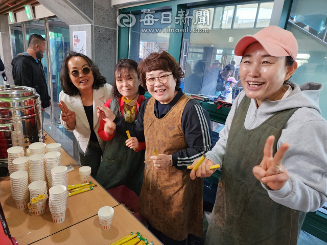 2일 영주소백산마라톤대회 경기장 입구에서 영주시장애인부모회에서 차 봉사를 하며 즐거워하는 모습. 전종훈 기자