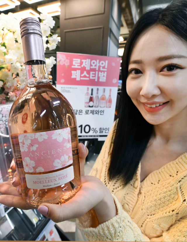 홈플러스가 벚꽃철을 맞아 오는 12일까지 로제와인을 한정 판매한다. 대표 상품은 프랑스산 