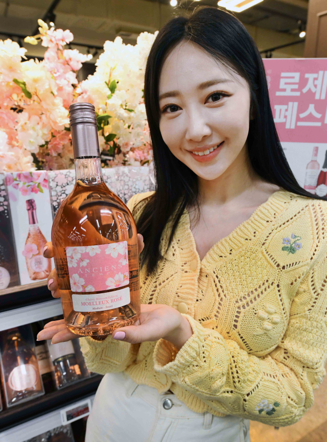 홈플러스가 벚꽃철을 맞아 오는 12일까지 로제와인을 한정 판매한다. 대표 상품은 프랑스산 