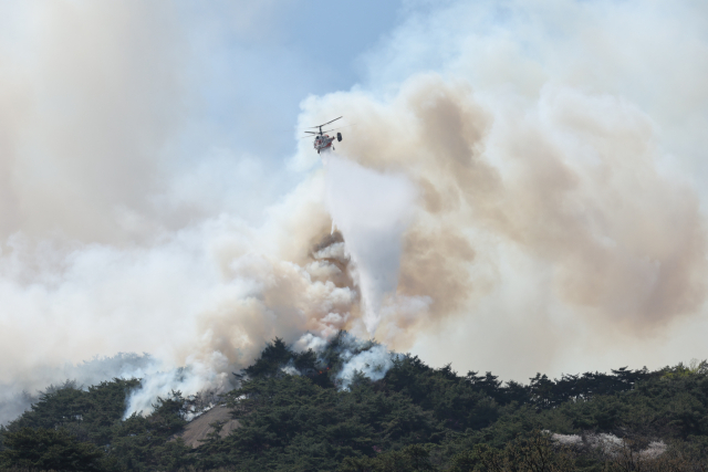 2일 오후 산불이 발생한 서울 인왕산에서 헬기가 진화작업을 하고 있다. 연합뉴스