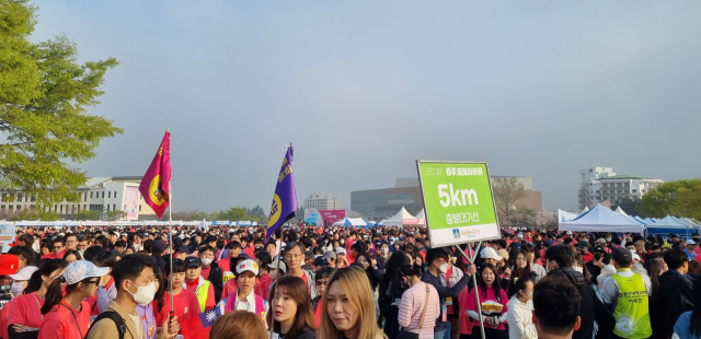 참가자 120명을 비롯한 대만인 관광객 160여 명이 지난 1일 경주 벚꽃마라톤대회에 방문했다. 경북도 제공