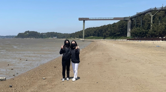 박명호(가명) 씨의 딸 고 박미소(가명) 씨가 생전에 충남 서천군 장항스카이워크 인근 해변가에서 박 씨의 아내와 함께 촬영한 사진. 가족 제공.