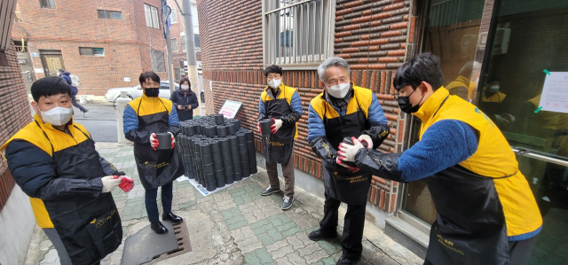대구교통공사 참사랑봉사단이 사랑의 연탄나눔 행사에 동참하고 있다. 대구교통공사 제공