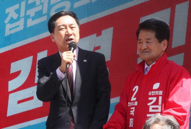 국민의힘 김기현 대표가 2일 전북 전주시 서부시장에서 전주을 국회의원 재선거 출마한 김경민 후보의 유세에 함께 하고 있다. 연합뉴스
