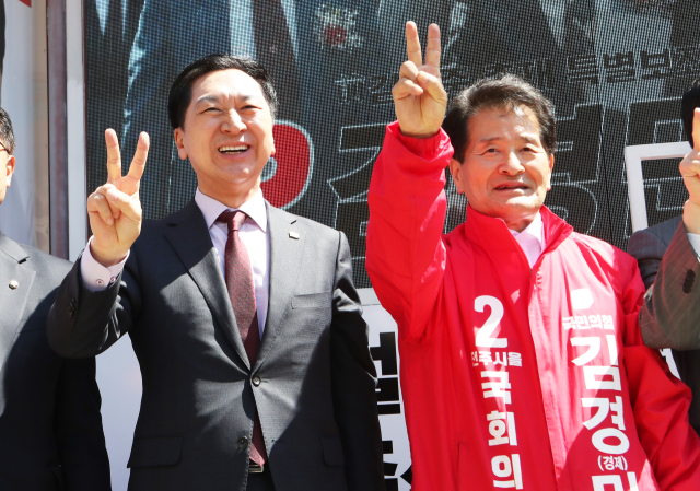 국민의힘 김기현 대표가 2일 전북 전주시 서부시장에서 전주을 국회의원 재선거 출마한 김경민 후보의 유세에 함께 하고 있다. 연합뉴스