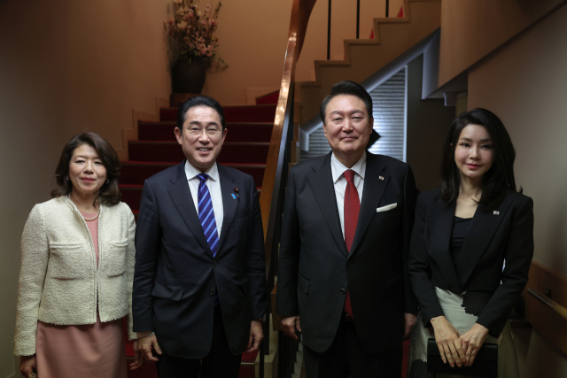 1박2일간의 일정으로 일본을 방문한 윤석열 대통령과 김건희 여사가 기시다 후미오 일본 총리 부부와 16일 도쿄 긴자의 한 스키야키·샤부샤부 전문점에서 만찬을 하며 기념촬영을 하고 있다. 연합뉴스