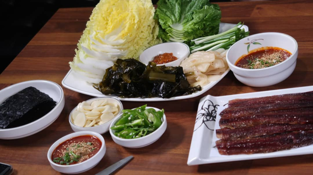 포항의 한 식당에서 과메기를 먹음직스럽게 차려냈다. 매일신문DB