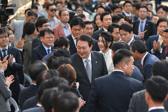 윤석열 대통령과 김건희 여사가 1일 대구 서문시장에서 열린 