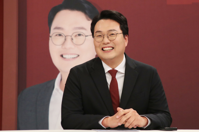 국민의힘 천하람 당대표 후보가 3일 서울 마포구 채널A에서 열린 당대표 후보자 토론회에 참석해 토론을 준비하고 있다. 연합뉴스