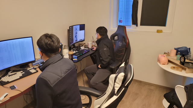 경찰이 성매매 알선 사이트 운영진의 사무실을 압수수색하고 있다. 대구경찰청 제공