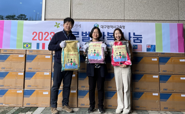 대구시교육청과 아름다운가게 대구경북본부가 한복 기증 기념 사진을 촬영하고 있다. 대구시교육청 제공