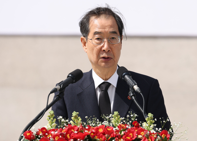 한덕수 국무총리가 3일 오전 제주시 명림로 4·3 평화공원에서 열린 4·3 희생자 추념식에서 윤석열 대통령의 추념사를 대독하고 있다. 연합뉴스