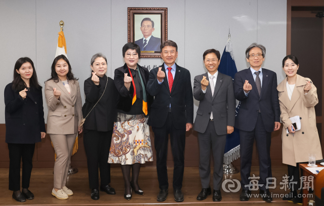 에르덴척트 사랑토고스 주한 몽골대사(왼쪽에서 네 번째)가 최외출 영남대 총장을 만나 몽골 학생 유학 등 인재 육성 방안에 대해 논의했다. 영남대 제공