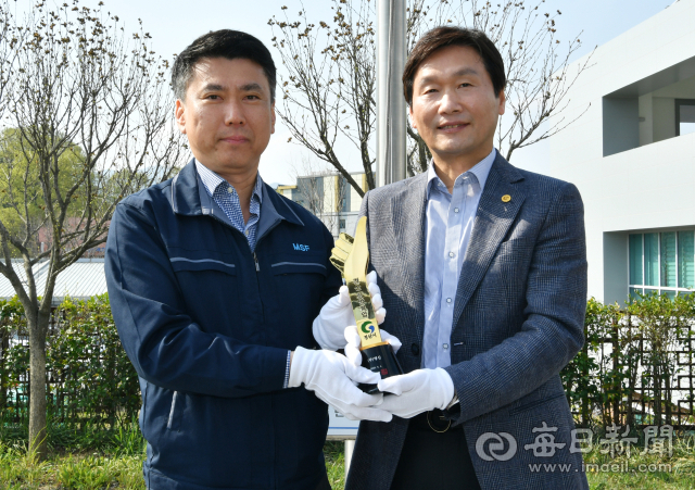 2023년 2분기 경산 희망기업으로 선정된 ㈜명신 홍성준(왼쪽) 대표가 조현일 경산시장으로부터 패를 받고 있다. 경산시 제공