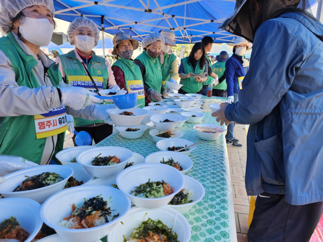 소백산마라톤대회 먹거리장터에서 제공되는 잔치국수. 새마을회 회원들이 한끼 간편식 잔치 음식을 준비했다. 마경대 기자