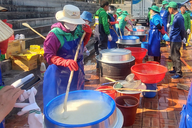 소백산마라톤대회 먹거리장터에서 제공되는 잔치국수. 새마을회 회원들이 소면을 삶고 있다. 마경대 기자