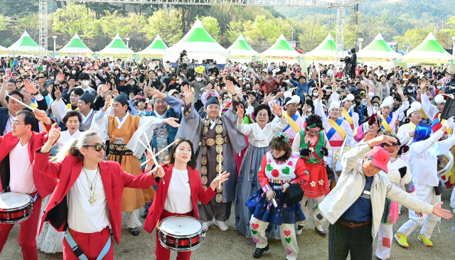 2023 고령 대가야축제 거리퍼레이드. 참가자들의 독특한 분장과 의상이 눈길을 끌었다. 고령군 제공
