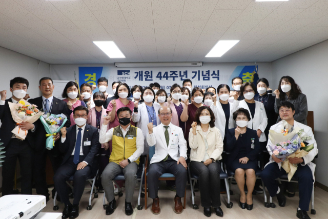 순천향대학교 부속 구미병원은 3일 개원 44주년을 맞이해 장기근속, 우수 교직원 등에 대해 표창장을 수여하는 기념식을 열었다. 순천향대학교 부속 구미병원 제공