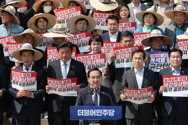 3일 국회 본청 계단 앞에서 열린 쌀값 정상화법 공포 촉구 결의대회에서 더불어민주당 박홍근 원내대표가 발언하고 있다. 연합뉴스