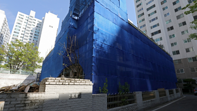 저출산 여파로 인해 문을 닫는 유치원이 늘고 있다. 지난해 4월 대구 달서구의 폐원 유치원 외벽에 공사 가림막이 쳐져 있다. 김영진 기자 kyjmaeil@imaeil.com