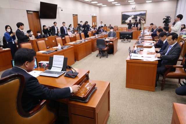 맹3일 오전 국회에서 열린 농림축산식품해양수산위원회 전체회의에서 정황근 농림축산식품부 장관, 김인중 차관 등 정부 측 인사와 국민의힘 의원들이 불참한 가운데 회의가 열리고 있다. 정 장관과 국민의힘은 지난달 윤 대통령에게 양곡법 개정안에 대한 거부권 행사를 건의한 바 있다. 연합뉴스