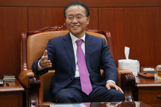 지난 1월 국회 정무위원장실에서 당시 윤재옥 위원장이 당 중앙선거대책위원회 전략자문위원회의 역할과 인선 배경 등을 설명하고 있다. 연합뉴스