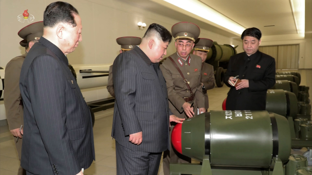 북한 김정은 국무위원장이 핵무기병기화사업을 지도하고 핵반격작전계획과 명령서를 검토했다고 조선중앙TV가 28일 보도했다. 조선중앙TV 화면. 연합뉴스