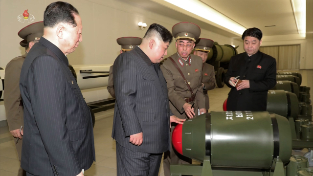 북한 김정은 국무위원장이 핵무기병기화사업을 지도하고 핵반격작전계획과 명령서를 검토했다고 조선중앙TV가 28일 보도했다. [조선중앙TV 화면] [국내에서만 사용가능. 재배포 금지. For Use Only in the Republic of Korea. No Redistribution] 연합뉴스