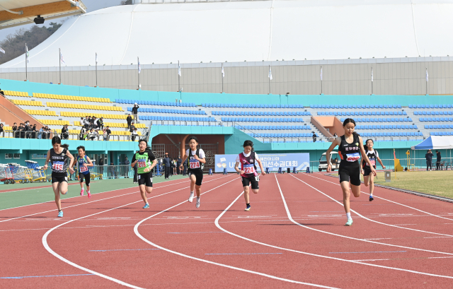 3일 경북 예천에서 진행된 2023 경북소년체전 100m 여자 부문에 참가한 학생선수들이 예선 경기를 펼치고 있다. 김영진 기자