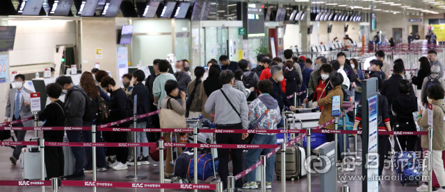 올해 1분기 대구공항 국제선 수요가 크게 늘면서 관련 업계에서는 이르면 연말쯤 코로나 사태 이전 수준의 수요를 회복할 수 있을 것으로 전망했다. 정운철 기자 woon@imaeil.com