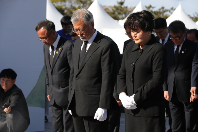 제75주년 4·3희생자 추념일인 3일 오후 문재인 전 대통령이 제주시 봉개동 4·3 평화공원을 찾아 희생자들의 넋을 기리고 있다. 연합뉴스
