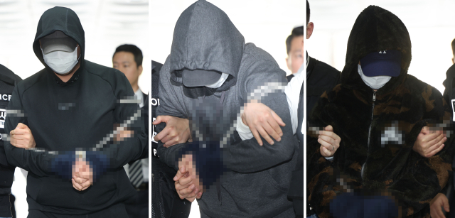 강남 주택가에서 40대 여성을 납치해 살해하고 시신을 유기한 혐의를 받는 이모 씨 등 3명이 3일 오전 서울 서초구 서울중앙지방법원에서 열린 구속 전 피의자 심문(영장심사)에 출석하고 있다. 연합뉴스