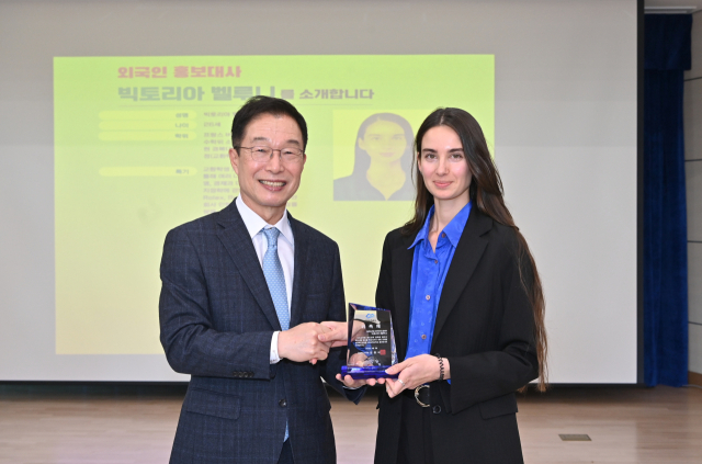 임종식 경북교육감이 3일 경주한국어교육센터에서 경북교육청 사이버독도학교 1호 외국인 수료생이자 홍보대사로 선정된 프랑스인 빅토리아 벨루니 씨에게 위촉장과 감사패를 전달하고 기념 촬영을 하고 있다. 경북교육청 제공