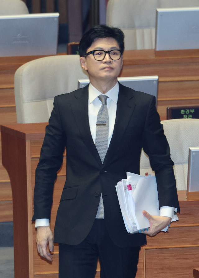 한동훈 법무부 장관이 3일 오후 국회에서 열린 본회의에서 대정부질문 답변을 위해 단상으로 향하고 있다. 연합뉴스