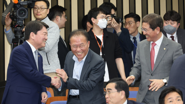 국민의힘 차기 원내대표 선거 출마 의사를 밝힌 윤재옥 의원(가운데)과 김학용 의원(오른쪽)이 지난달 30일 오후 서울 여의도 국회에서 열린 의원총회에서 안철수 의원(왼쪽)과 인사하고 있다. 연합뉴스