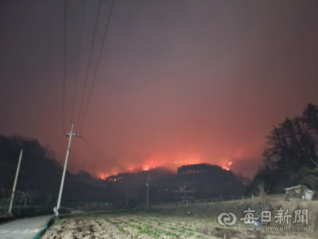영주 평은리 산불이 야간이 되면서 점차 확대되고 있다. 멀리 산등성이가 붉게 타오르고 있다.마경대 기자