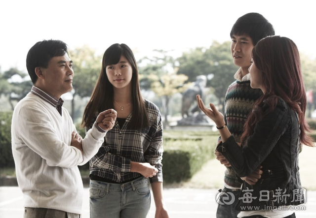 정현태 경일대 총장이 학생들과 환담을 나누고 있다. 경일대 제공