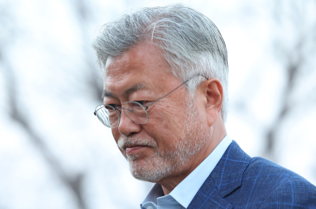 문재인 전 대통령이 31일 오후 경남 통영시 통영국제음악당에 위치한 작곡가 윤이상 묘역을 찾아 참배하고 있다. 문 전 대통령 내외는 이날 개막한 