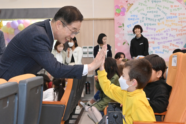 임종식 경북도교육감이 3일 경주한국어교육센터 1기 입학생을 격려하고자 경주를 찾아 학생들과 반갑게 인사하고 있다. 경북교육청 제공