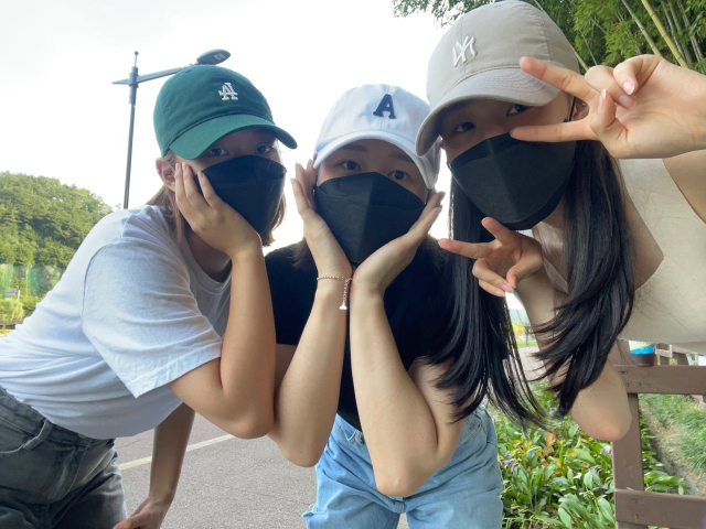 경남도립거창대학 간호학과 김유진(29), 김유선(23), 김유미(21) 세 자매. 거창대학 제공