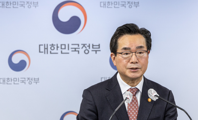 정황근 농림축산식품부 장관이 4일 오후 서울 종로구 정부서울청사에서 윤석열 대통령이 초과 생산된 쌀을 정부가 의무 매입하도록 하는 양곡관리법 개정안에 대해 법률안 거부권(재의요구권)을 행사한 것과 관련한 기자회견에서 향후 대책에 대해 밝히고 있다. 연합뉴스