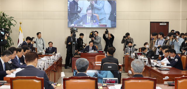 23일 국회에서 국방위원회 전체회의에서 한기호 국방위원장이 각종 법안을 의결하고 있다. 연합뉴스